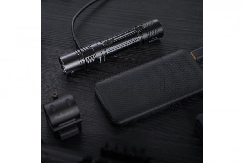Torcia tattica Fenix PD36R PRO