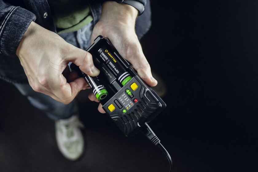 Caricatore Armytek UNI C2 con spina tipo C